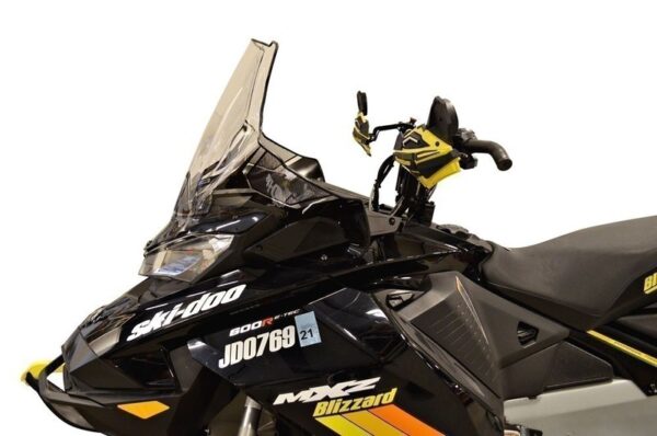 Powermadd Tuulilasi, Ski-Doo Gen4 Keskikorkea 20", Kirkas/Mustalla grafiikalla - Image 3
