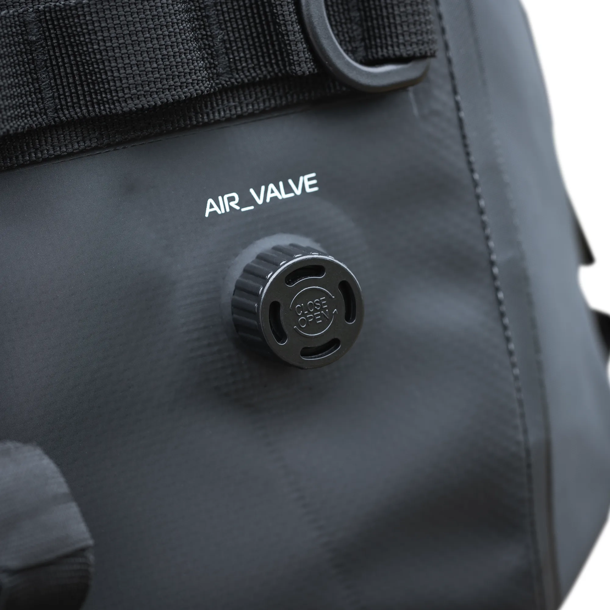 Oxford Aqua Pro T-50 Roll Bag, musta - vedenpitävä rullalaukku 50l - Image 4