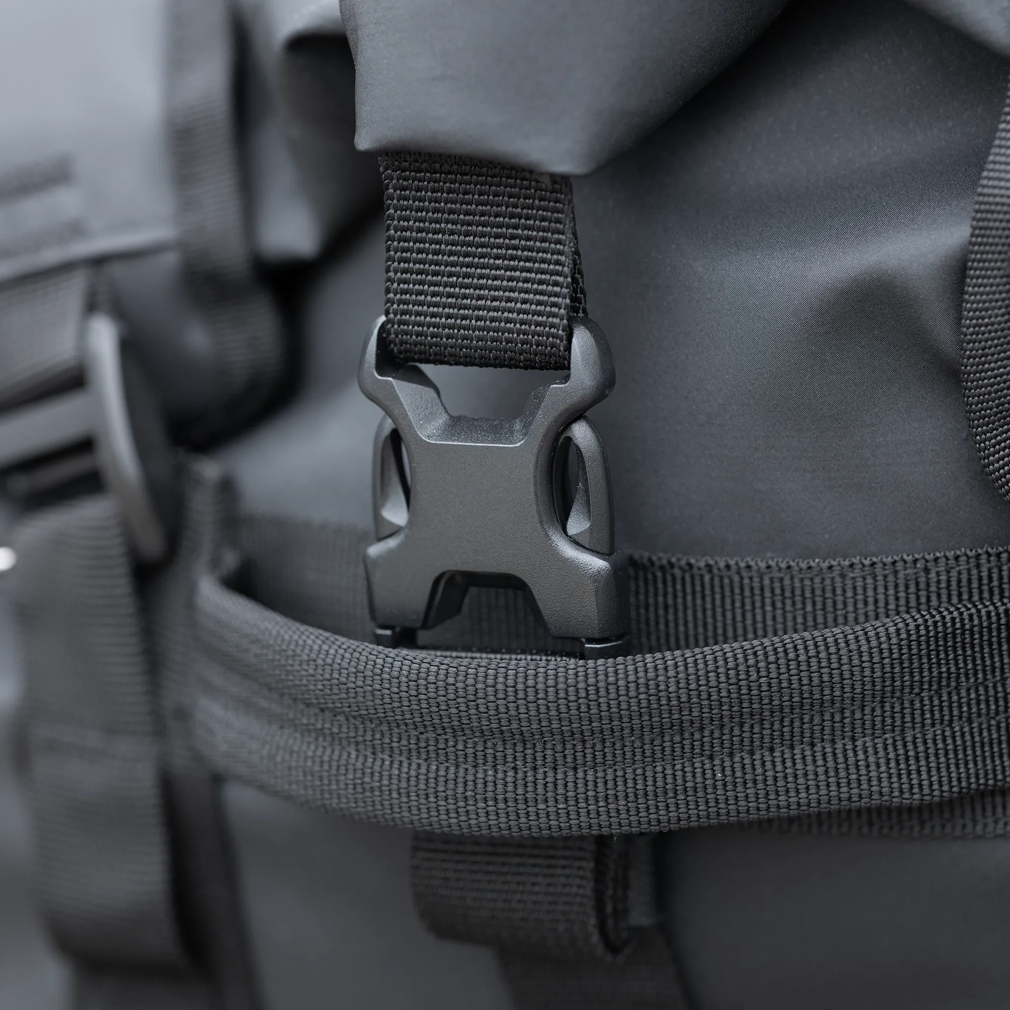 Oxford Aqua Pro T-50 Roll Bag, musta - vedenpitävä rullalaukku 50l - Image 8